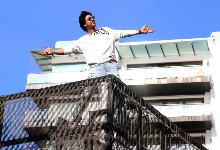 Shah Rukh Khan House:  શાહરૂખ ખાનને બોલિવૂડનો કિંગ ખાન કહેવામાં આવે છે. અભિનેતા પાસે ન તો ખ્યાતિની કમી છે નતો સંપત્તિન. શાહરૂખ પાસે કરોડોનું ઘર, મોંઘી કાર અને બેંક બેલેન્સ છે.