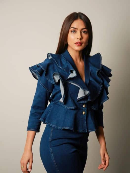 ये एक्ट्रेस कोई और नहीं मृणाल ठाकुर हैं. मृणाल ठाकुर ने कई बार खुलासा किया है कि उन्हें एंटरटेनमेंट इंडस्ट्री में में बॉडी शेमिंग का सामना करना पड़ा है.