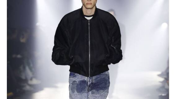 ਇਹ ਦਾਗ ਲੱਗੀਆਂ jeans ਵਿਕਣਗੀਆਂ 50 ਹਜ਼ਾਰ ਰੁਪਏ ਵਿੱਚ, ਕੀ ਖ਼ਾਸ ਹੈ ਇਸ ਵਿੱਚ ?