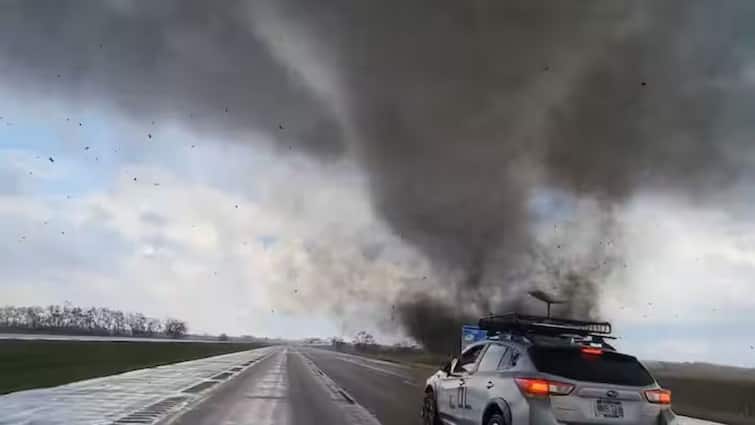 US Tornado Touches Down In Nebraska, Dramatic Visuals Surface On Social Media Watch Video: லாரி ட்ரக்கை கவிழ்த்து செல்லும் சூறாவளி; வைரலாகும் வீடியோ காட்சி