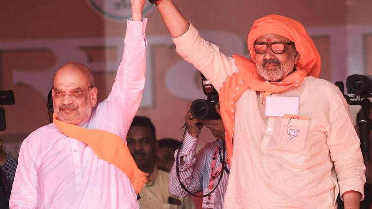 Bihar Lok Sabha Elections Amit Shah in Begusarai Holding Hand of Giriraj Singh and Attacked on INDI Alliance ANN Bihar Lok Sabha Elections: गिरिराज सिंह का हाथ पकड़कर बेगूसराय में गरजे अमित शाह, विपक्ष पर जोरदार हमला