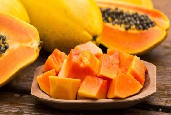 પપૈયામાં લેટેક્ષ હોય છે. તેથી ગર્ભવતી મહિલાઓએ પપૈયું ન ખાવું જોઈએ. આ પ્રી-ડિલિવરીનું જોખમ વધારે છે. પપૈયામાં પપૈન હોય છે જે કૃત્રિમ રીતે બોડી પ્રોસ્ટાગ્લાન્ડિનને કારણે લેબર પેઇન શરૂ કરી શકે છે.