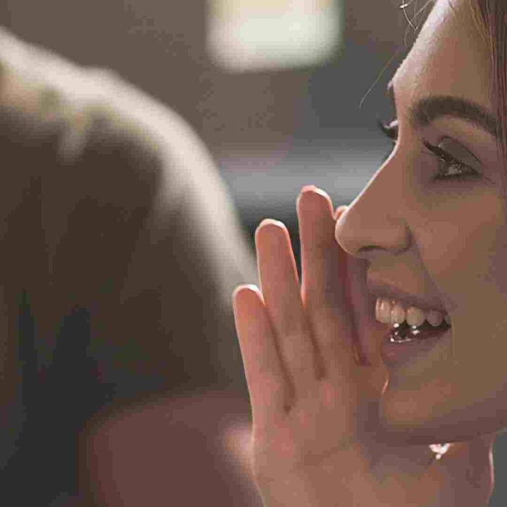 ਤੁਸੀਂ ਇਹ ਵੀ ਸਮਝ ਲਿਆ ਹੋਵੇਗਾ ਕਿ ਲੋਕ ਚੰਗੀਆਂ ਚੀਜ਼ਾਂ ਨਾਲੋਂ ਮਾੜੀਆਂ ਚੀਜ਼ਾਂ ਬਾਰੇ ਜਲਦੀ ਜਾਣ ਲੈਂਦੇ ਹਨ। ਦਰਅਸਲ, ਐਕਸੀਟਰ ਯੂਨੀਵਰਸਿਟੀ ਦੇ ਕਿਮ ਪੀਟਰਸ ਅਤੇ ਮਿਗੁਏਲ ਫੋਂਸੇਕਾ ਦੁਆਰਾ ਇੱਕ ਪ੍ਰਯੋਗ ਕੀਤਾ ਗਿਆ ਸੀ, ਜਿਸ ਵਿੱਚ ਇਹ ਪਾਇਆ ਗਿਆ ਕਿ ਲੋਕਾਂ ਦੇ ਦੋ ਸਮੂਹਾਂ ਵਿੱਚ ਕਰਵਾਏ ਗਏ ਇੱਕ ਮੁਕਾਬਲੇ ਦੌਰਾਨ, ਲੋਕ ਇੱਕ ਦੂਜੇ ਬਾਰੇ ਦੁੱਗਣਾ ਝੂਠ ਬੋਲਦੇ ਸਨ। ਇਸ ਤੋਂ ਪਤਾ ਲੱਗਦਾ ਹੈ ਕਿ ਲੋਕ ਸਕਾਰਾਤਮਕ ਦੀ ਬਜਾਏ ਨਕਾਰਾਤਮਕ ਗੱਪਾਂ ਵੱਲ ਜ਼ਿਆਦਾ ਆਕਰਸ਼ਿਤ ਹੁੰਦੇ ਹਨ।