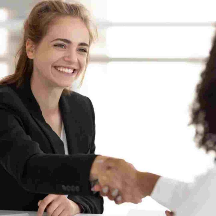 ਆਪਣੀ ਗੱਲ ਨੂੰ ਸਮਝਾਉਣ ਅਤੇ ਕਰੀਅਰ ਵਿੱਚ ਵਾਧੇ ਲਈ ਬਿਹਤਰ ਸੰਚਾਰ ਹੁਨਰ ਵਿਕਸਿਤ ਕਰਨਾ ਬਹੁਤ ਮਹੱਤਵਪੂਰਨ ਹੈ। ਹੁਣ ਇਸ ਦੇ ਲਈ, ਸਭ ਤੋਂ ਪਹਿਲਾਂ ਤੁਹਾਨੂੰ ਇਹ ਸੁਣਨਾ ਹੋਵੇਗਾ ਕਿ ਦੂਜਾ ਵਿਅਕਤੀ ਕੀ ਕਹਿ ਰਿਹਾ ਹੈ ਅਤੇ ਉਸ ਅਨੁਸਾਰ ਤੁਹਾਨੂੰ ਤੁਰੰਤ ਸਮਝਦਾਰੀ ਨਾਲ ਜਵਾਬ ਦੇਣ ਦੇ ਯੋਗ ਹੋਣਾ ਚਾਹੀਦਾ ਹੈ। ਤੁਸੀਂ ਸੰਚਾਰ ਹੁਨਰ ਵਿਕਸਿਤ ਕਰਨ ਲਈ ਕਿਤਾਬਾਂ ਪੜ੍ਹ ਸਕਦੇ ਹੋ। ਇਸ ਨਾਲ ਤੁਹਾਨੂੰ ਨਾ ਸਿਰਫ਼ ਕਿਸੇ ਵਿਸ਼ੇ ਬਾਰੇ ਜਾਣਕਾਰੀ ਮਿਲੇਗੀ ਸਗੋਂ ਸ਼ਬਦਾਂ ਦਾ ਗਿਆਨ ਵੀ ਮਿਲੇਗਾ। ਅਜਿਹੀ ਸਥਿਤੀ ਵਿੱਚ, ਤੁਸੀਂ ਦੂਜੇ ਵਿਅਕਤੀ ਨਾਲ ਗੱਲ ਕਰਨ ਲਈ ਸਹੀ ਸ਼ਬਦਾਂ ਦੀ ਚੋਣ ਕਰ ਸਕੋਗੇ। ਨਾਲ ਹੀ, ਜਦੋਂ ਤੁਹਾਨੂੰ ਕਿਸੇ ਵਿਸ਼ੇ 'ਤੇ ਗਿਆਨ ਹੋਵੇਗਾ, ਤਾਂ ਤੁਸੀਂ ਦੂਜੇ ਵਿਅਕਤੀ ਨਾਲ ਭਰੋਸੇ ਨਾਲ ਗੱਲ ਕਰ ਸਕੋਗੇ।