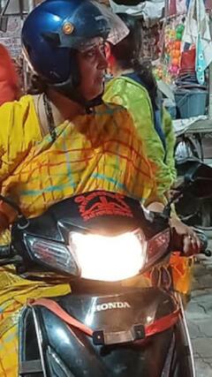 स्कूटी चलाकर जनता के बीच पहुंचीं Smriti Irani | Amethi Election | abpnewsshorts