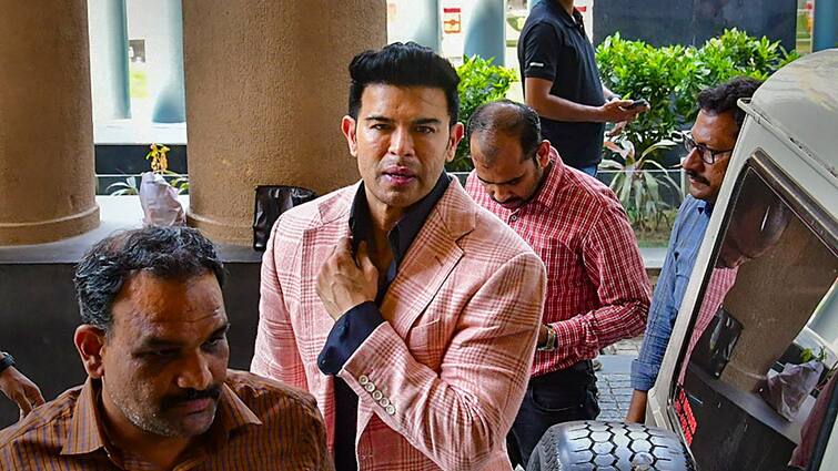 Actor Sahil Khan Travelled Through 6 States in 4 Days to Avoid Arrest in Mahadev Betting App Case say sources Sahil Khan Update: গ্রেফতারি এড়াতে ছদ্মবেশে ৪ দিনে ৬ রাজ্য পার, হল না শেষরক্ষা! ছত্তীসগঢ়ে পুলিশের জালে সাহিল খান