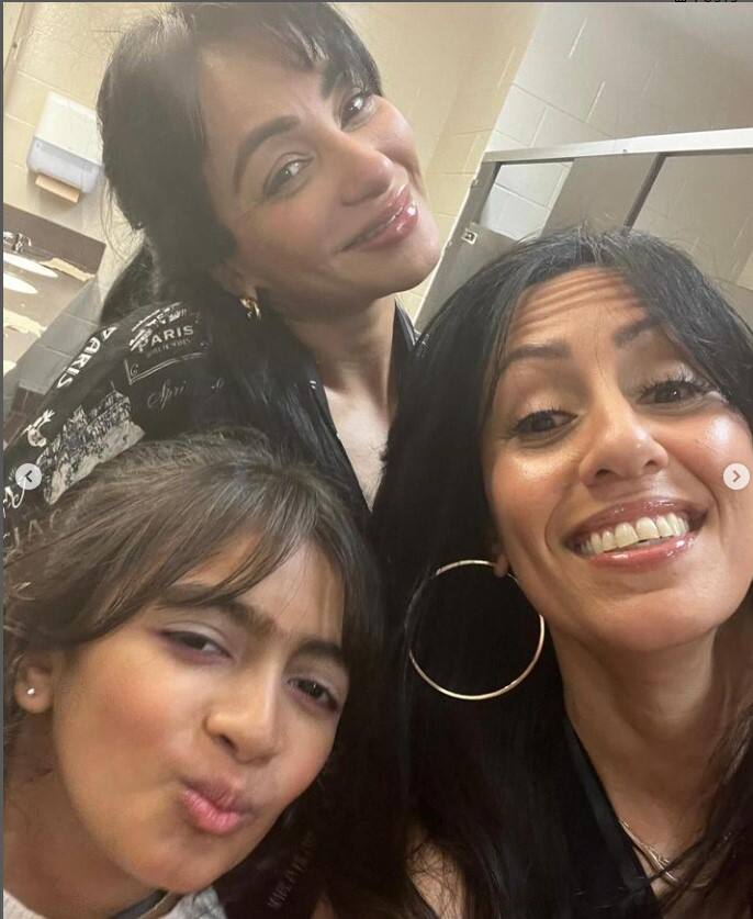 ਦਰਅਸਲ, ਨੀਰੂ ਨੇ ਦਿਲਜੀਤ ਸਣੇ ਆਪਣੇ ਪਰਿਵਾਰ ਦੀਆਂ ਖਾਸ ਤਸਵੀਰਾਂ ਸ਼ੇਅਰ ਕਰਦੇ ਹੋਏ ਕੈਪਸ਼ਨ ਵਿੱਚ ਲਿਖਿਆ, #diluminati #history ✊ ਮੈਨੂੰ ਆਪਣੇ ਪਰਿਵਾਰ ਨਾਲ ਇਸ ਪਲ ਨੂੰ ਗਵਾਹੀ ਦੇਣ ਦਾ ਸੁਭਾਗ ਮਿਲਿਆ ❤️ ਸਿਰਫ਼ @diljitdosanjh 😊🎉 ਤੁਸੀਂ ਇਹ ਕਰ ਸਕਦੇ ਸੀ! ਸਾਨੂੰ ਸਾਰਿਆਂ ਨੂੰ ਮਾਣ ਮਹਿਸੂਸ ਕਰਵਾਉਣ ਲਈ ਧੰਨਵਾਦ🙏🏼 ਧੰਨਵਾਦ @sonalisingh ❤️ ਹਰ #ਪੰਜਾਬੀ ਲਈ ਮਾਣ ਵਾਲਾ ਪਲ! #bcਪਲੇਸ...