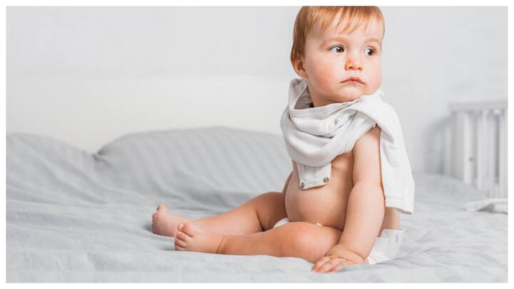 साफ सफाई पर ध्यान दें: डायपर बदलने से पहले और बाद में हमेशा बच्चे की त्वचा को अच्छी तरह से साफ करें. बेबी वाइप्स या गुनगुने पानी से सफाई करना चाहिए.