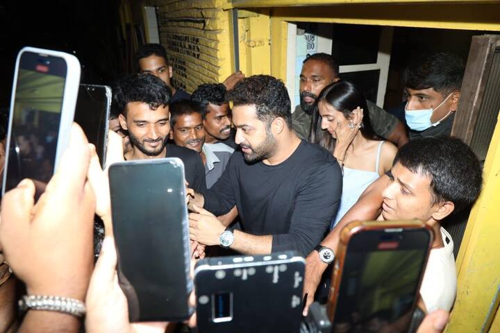 आरआरआर स्टार इस दौरान ऑल ब्लैक लुक में काफी डैशिंग लग रहे थे.