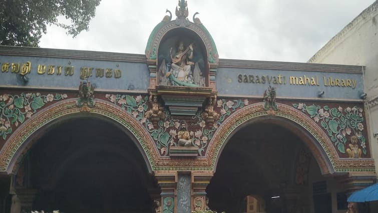 Thanjavur Saraswathi Mahal Library Treasure Trove of Knowledge Attracts Tourists TNN Thanjavur Saraswathi Mahal: தஞ்சையில் சுற்றுலாப் பயணிகளை ஈர்க்கும் அறிவுக்களஞ்சியத்தின் பெட்டகம் சரஸ்வதி மகால் நூலகம்