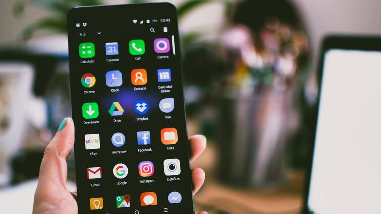Smartphone Charging Speed: চার্জ হতে সময় লাগছে প্রচুর? তাপমাত্রার সঙ্গে পাল্লা দিয়ে গরম হচ্ছে স্মার্টফোনও? কেন? Smartphone Charging Speed: চার্জ হতে সময় লাগছে প্রচুর? তাপমাত্রার সঙ্গে পাল্লা দিয়ে গরম হচ্ছে স্মার্টফোনও? কেন?