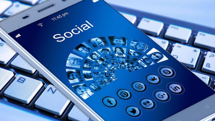 Smartphone Charging Speed: চার্জ হতে সময় লাগছে প্রচুর? তাপমাত্রার সঙ্গে পাল্লা দিয়ে গরম হচ্ছে স্মার্টফোনও? কেন? Smartphone Charging Speed: চার্জ হতে সময় লাগছে প্রচুর? তাপমাত্রার সঙ্গে পাল্লা দিয়ে গরম হচ্ছে স্মার্টফোনও? কেন?