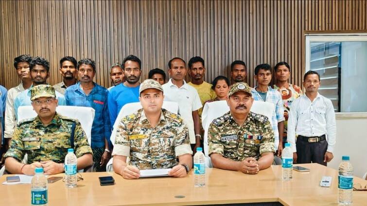 Bijapur 16 hardcore Naxalites surrendered Chhattisgarh Naxal Encounter ann बीजापुर में 16 हार्डकोर नक्सलियों ने किया सरेंडर, छत्तीसगढ़ सरकार ने की मुख्यधारा में लौटने की अपील