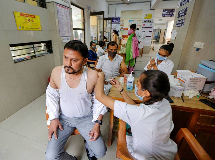 कोविशील्ड के इस खुलासे के बाद वैक्सीन को लेकर लोगों के मन में घबराहट शुरू हो गई है और इसे सीधे हार्ट अटैक के बढ़ते मामलों से जोड़ा जा रहा है.