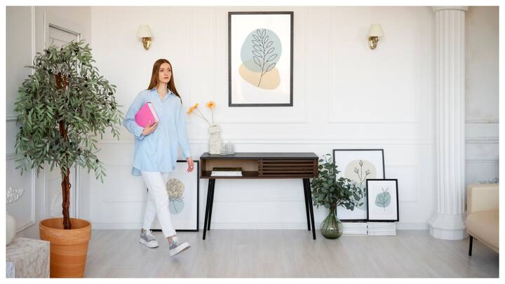 रंगीन पेंटिंग्स लगाएं: सफेद दीवार पर विभिन्न रंगों की पेंटिंग्स लगाने से दीवार खिल उठेगी. अपनी पसंद की पेंटिंग्स चुनें जो घर को ज्यादा सुंदर बनाएं.