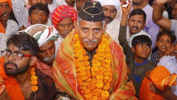 Ramnath Sikarwar India alliance Candidate from Fatehpur Sikri for Lok Sabha Election 2024 करगिल युद्ध लड़ चुके प्रत्याशी रामनाथ सिकरवार साइकिल से करते हैं प्रचार, फौजी बाबा के नाम से पुकारते हैं लोग