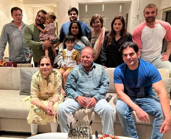 हालांकि हेलेन सलीम खान की पहली पत्नी सलमा खान के चारों बच्चों सलमान, अरबाज, सोहेल और अलवीरा को अपने बच्चों की तरह ही प्यार करती हैं. वहीं सलीम और हेलन ने बच्चा ना होने पर बेटी अर्पिता को गोद ले लिया था.