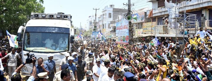 బస్సుపై పూల వర్షం