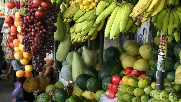 Fruits To Beat Heat: গরমকালে অতিরিক্ত তাপমাত্রার কারণে আমাদের শরীর খুব সহজেই গরম হয়ে যায়। এর থেকে দেখা দেয় পেট গরমের সমস্যা। গরমের মরশুমে এইসব সমস্যা এড়াতে কোন কোন ফল খাবে দেখে নিন একনজরে।