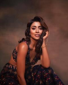 Shriya Saran: లేటు వయసులో ఘాటు ఫోజులు- అందాలతో శ్రియా కనువిందు