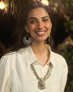 Meenakshi Chaudhary Latest Photos : శ్రీలంకలో చిల్ అవుతున్న మీనాక్షి చౌదరి.. వైట్​ డ్రెస్​లో క్యూట్​గా ఉంది కదా