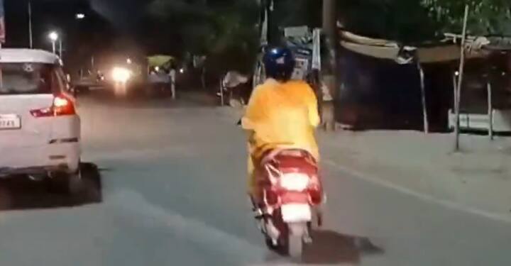 रास्ते में बुलडोजर भी लगाए गए थे. इसके बाद स्मृति ईरानी ने कलेक्ट्रेट पहुंच कर अपना नामांकन दाखिल किया.नामांकन से पहले कलेक्ट्रेट के बाहर ढोल नगाड़ों के साथ नाच गाना भी हुआ. भारी संख्या में कार्यकर्ता वहां मौजूद रहे.