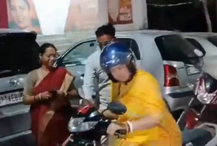 नामांकन से पहले उन्होंने अपने अमेठी स्थित आवास पर पूजा-पाठ किया. मध्य प्रदेश के मुख्यमंत्री डॉ मोहन यादव ने एक वीडियो जारी कर कहा कि मां कालिकन की पावन धरा अमेठी पर बहन स्मृति ईरानी के नामांकन कार्यक्रम में उत्तर प्रदेश की धरती पर आ रहा हूं.