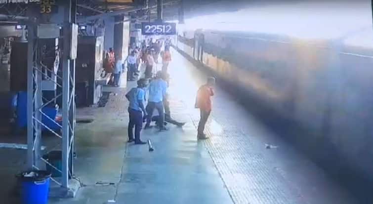 akola railway police saved two lives in for Catching a moving train at akola railway station maharashtra marathi news Akola News : प्रसंगावधान राखत रेल्वे पोलिसांनी वाचवले दोघांचे प्राण; चालती ट्रेन पकडणं आलं असतं अंगलट, पण... 