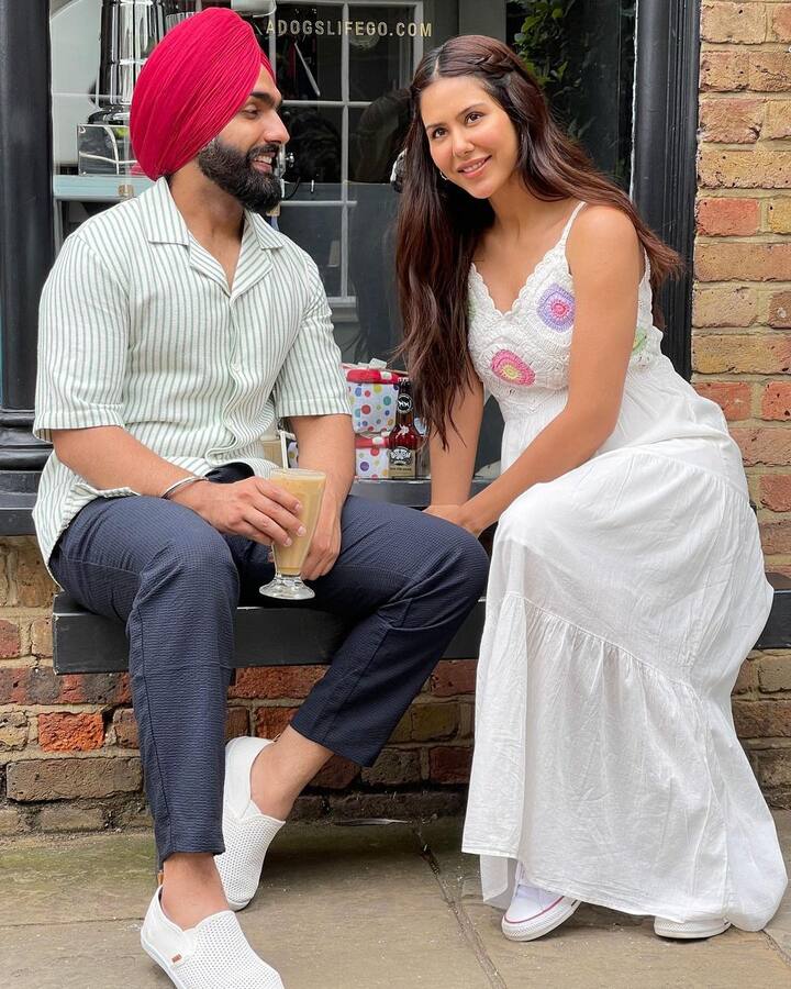 ਐਮੀ ਵੱਲੋਂ ਸ਼ੇਅਰ ਕੀਤੀ ਗਈ ਇਸ ਤਸਵੀਰ ਵਿੱਚ ਉਹ ਸੋਨਮ ਨਾਲ ਵਿਆਹੁਤਾ ਜੋੜੇ ਵਿੱਚ ਵਿਖਾਈ ਦੇ ਰਹੇ ਹਨ।