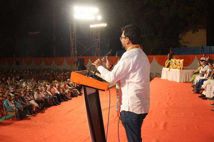 मुंबई उत्तर पश्चिम  लोकसभा सीट पर एमवीए प्रत्याशी के रूप में अमोल कीर्तिकर मैदान में हैं. अमोल कीर्तिकर शिवसेना (यूबीटी) के प्रत्याशी हैं. वहीं इस सीट पर  महायुति ने रवींद्र वायकर (शिवसेना शिंदे) को उम्मीदवार बनाया है.(फाइल फोटो)
