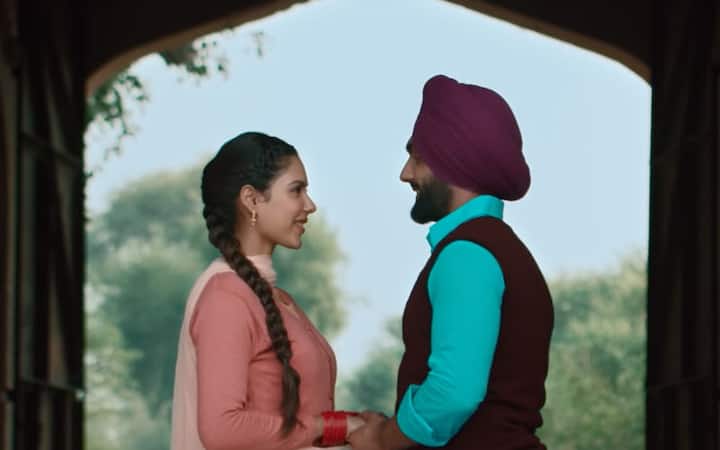 ਇਸ ਤੋਂ ਇਲਾਵਾ ਇੱਕ ਹੋਰ ਯੂਜ਼ਰ ਨੇ ਲਿਖਦੇ ਹੋਏ ਕਿਹਾ ਜੋੜੇ ਨੂੰ ਵਧਾਈ...ਇਸ ਦੇ ਨਾਲ ਹੀ ਇੱਕ ਹੋਰ ਫੈਨ ਨੇ ਲਿਖਦੇ ਹੋਏ ਕਿਹਾ ਇਹ ਪ੍ਰੈਂਕ ਤਾਂ ਨਹੀਂ...