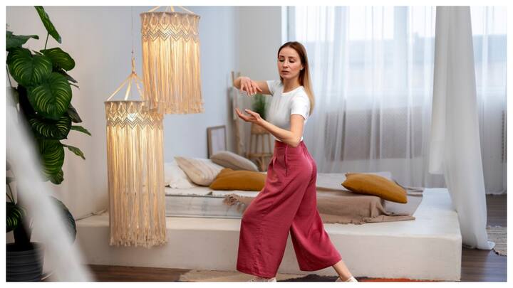 वॉल स्टिकर्स का इस्तेमाल करें:मार्केट में कई तरह के वॉल स्टिकर्स मिलते हैं. इन्हें दीवार पर चिपकाना आसान होता है और ये सस्ते भी होते हैं. इससे दीवार को नया और खूबसूरत लुक मिलता है.