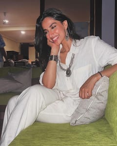 Meenakshi Chaudhary Latest Photos : శ్రీలంకలో చిల్ అవుతున్న మీనాక్షి చౌదరి.. వైట్​ డ్రెస్​లో క్యూట్​గా ఉంది కదా