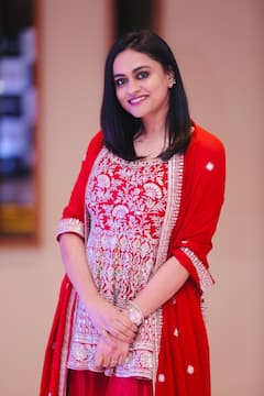 Anchor Geetha Bhagath: గీతా భగత్... స్కిన్ షోకి దూరం, ప్రాసల్లో బుల్లితెర త్రివిక్రమ్ - పద్ధతిగా యాంకరింగ్ చేసే పాప