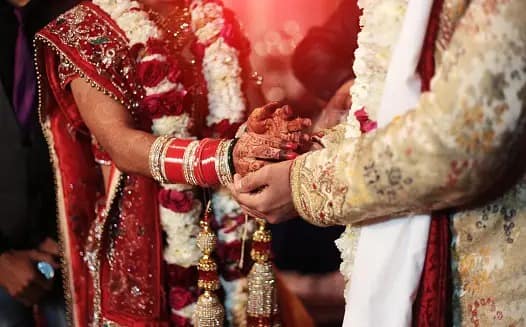 Fatehpur husband family run away after seeing bride coming to home ann Fatehpur News: शादी के बाद घर पहुंची दुल्हन को देखकर फरार हुए ससुरालवाले, घर पर लगाया ताला, जमकर हुआ हंगामा