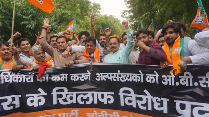 Delhi BJP Protest Against Congress: दिल्ली बीजेपी ने कांग्रेस द्वारा OBC को दिए गए 27 प्रतिशत आरक्षण कोटे में मुस्लिमों को शामिल करने के विरोध में कांग्रेस मुख्यालय के बाहर प्रदर्शन किया.