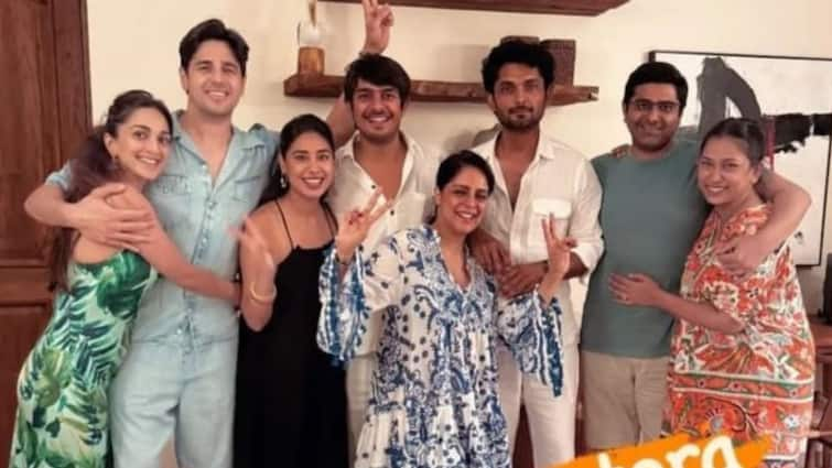 Sidharth Malhotra Kiara Advani Goa Vacation Viral Pic With Friends Sid Kiara news Sidharth Malhotra, Kiara Advani Pose With Friends In Goa; Pic Goes Viral