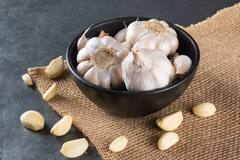 Garlic Peel: लहसुन ही नहीं इसका छिलका भी सेहतमंद, इसमें छिपा है स्किन से लेकर सूजन तक की परेशानी का इलाज