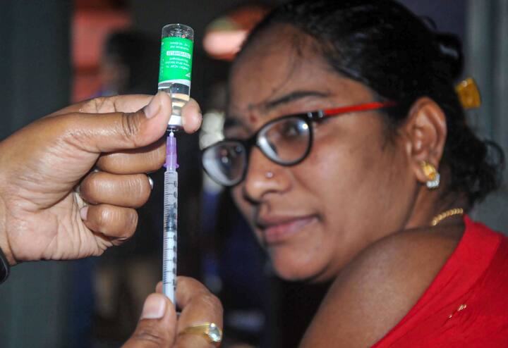 अब कई ऐसे भी लोग हैं, जिन्हें ये नहीं पता है कि उन्होंने कौन सी वैक्सीन लगवाई थी. कुछ लोग इतने साल बाद वैक्सीन का नाम भी भूल चुके हैं. ऐसे में वो घर बैठे इसे चेक कर सकते हैं.