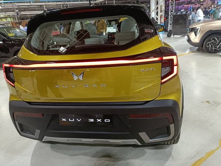 महिंद्रा XUV 3XO की एक्स-शोरूम प्राइस 7.4 लाख रुपये से शुरू है. वहीं इसके टॉप-एंड मैनुअल वेरिएंट की कीमत 13.99 लाख रुपये है और ऑटोमेटिक टर्बो-पेट्रोल वेरिएंट की कीमत 15.4 लाख रुपये है.