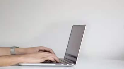 How to Avoid Laptop Overheating: લેપટોપનું ઓવરહિટીંગ તમારા ડિવાઇસ માટે જોખમી સાબિત થઈ શકે છે. આવી સ્થિતિમાં આનાથી કેવી રીતે બચી શકાય તે જાણવું તમારા માટે ખૂબ જ જરૂરી છે.