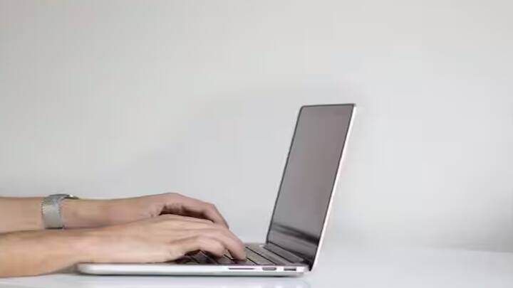 How to Avoid Laptop Overheating:  લેપટોપનું ઓવરહિટીંગ તમારા ડિવાઇસ માટે જોખમી સાબિત થઈ શકે છે. આવી સ્થિતિમાં આનાથી કેવી રીતે બચી શકાય તે જાણવું તમારા માટે ખૂબ જ જરૂરી છે.