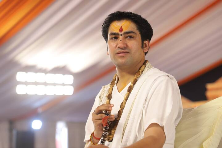 इस कथा के दौरान पंडित धीरेंद्र शास्त्री ने इंदौर के नाइट कल्चर को लेकर सवाल खड़े किए. साथ ही उन्होंने इसे बंद करने की भी बात कही.