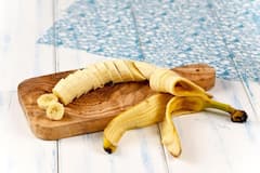 Banana Peels: केला खाने के बाद ऐसे करें उसके छिलके का इस्तेमाल, चांद जैसा चमकेगा आपका चेहरा