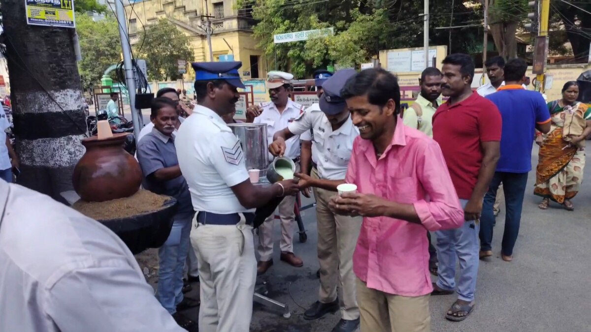 காஞ்சிபுரம்: கடும் வெயிலில் சேவை செய்யும் போக்குவரத்து போலீசார்! சர்ஃப்ரைஸ் கொடுத்த சமூக ஆர்வலர்!