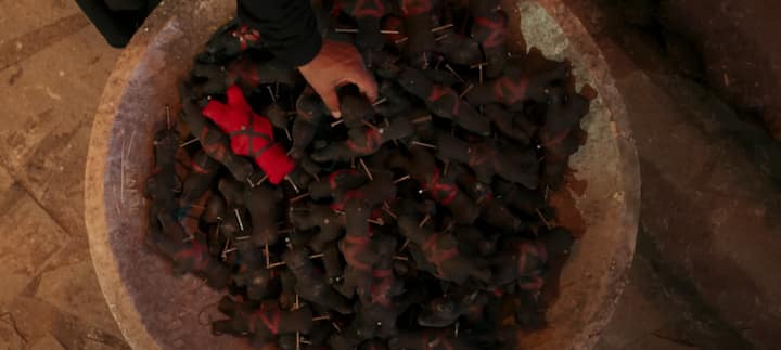 மாந்திரீக தாந்திரீக செயல்பாடுகளில் ஈடுபடும் மாதவன், உலகை ஆள வேண்டும் என்று நினைத்து, இதற்காக பல பெண்களை வசியம் செய்து அவர்களை யாகத்திற்காக பயன்படுத்த திட்டமிடுவார்