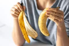 Banana Peels: केला खाने के बाद ऐसे करें उसके छिलके का इस्तेमाल, चांद जैसा चमकेगा आपका चेहरा
