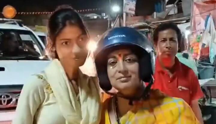 तस्वीरों में देखा जा सकता है कि अमेठी सांसद लोगों से बातचीत करती हुई नजर आ रहीं हैं. इसके अलावा उन्होंने लोगों के साथ सेल्फी भी क्लिक कराई. यह तस्वीरें उनके नामांकन से एक दिन पहले 28 अप्रैल की रात यानी रविवार की हैं.