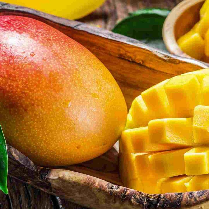 ਕੇਸਰ ਅੰਬ ਦੀ ਕਿਸਮ ਜ਼ਿਆਦਾਤਰ ਗੁਜਰਾਤ ਵਿੱਚ ਪਾਈ ਜਾਂਦੀ ਹੈ। ਇਸ ਨੂੰ ਸਭ ਤੋਂ ਮਹਿੰਗਾ ਵੀ ਮੰਨਿਆ ਜਾਂਦਾ ਹੈ। ਇਸ ਕਿਸਮ ਦੇ ਅੰਬ ਦੀ ਮਹਿਕ ਕੇਸਰ ਵਰਗੀ ਹੋਣ ਕਾਰਨ ਇਸ ਨੂੰ ਕੇਸਰ ਅੰਬ ਕਿਹਾ ਜਾਂਦਾ ਹੈ।