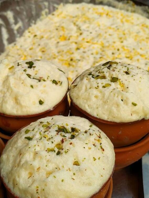 वाराणसी में फेमस है लस्सी की यह दुकान